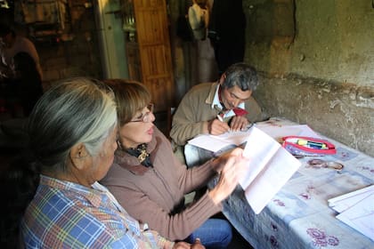 La Fundación Cruzada Patagónica brinda talleres educativos a adultos que no terminaron la primaria, en Junín de los Andres