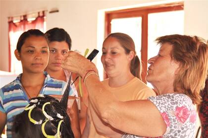 La Fundación Cruzada Patagónica brinda talleres educativos a adultos que no terminaron la primaria, en Junín de los Andres 