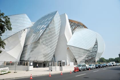 La Fundación Louis-Vuitton, en el Bois de Boulogne, París. Diseñada por el arquitecto Frank Gehry (el mismo que hizo el Museo Guggenheim de Bilbao), alberga obras de arte contemporáneo.