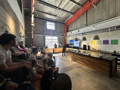 La fundación suele reunir a los empresarios que ganaron una beca para que compartan sus experiencias personales (Facebook/NC IDEA)