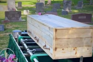 El terrorífico hallazgo en una funeraria de Colorado: encuentran 115 cadáveres destinados a entierros “verdes”