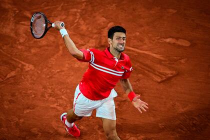 La furia de Djokovic, un remolino de tenis en Roland Garros