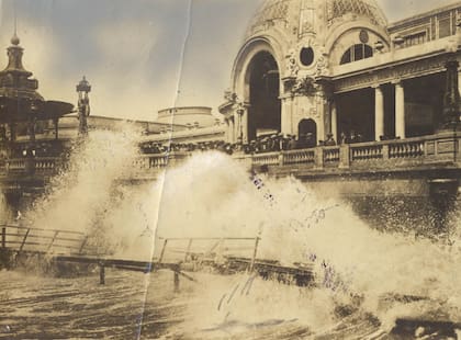 La furia del mar observada por los turistas desde la rambla de 1920.