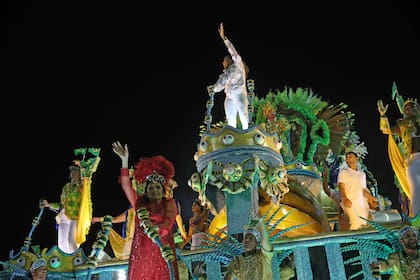 La futbolista brasileña Marta Vieira da Silva saluda desde lo alto de una carroza de la escuela de samba Inocentes de Belford Roxo en el desfile anual de Carnaval en el Sambódromo de Río de Janeiro, Brasil, 22 de febrero de 2020.