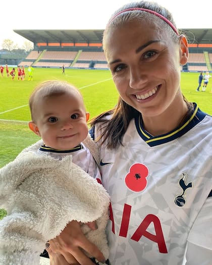 Alex Morgan debutó con el Tottenham seis meses después de ser mamá