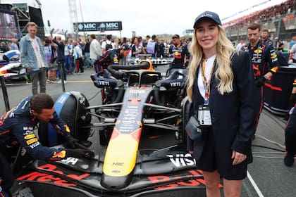La futbolista inglesa Missy Bo Kearns (juega en
Aston Villa) posa para las cámaras