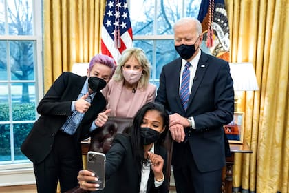 La futbolista Megan Rapinoe durante una reunión con el presidente Joe Biden, en la Casa Blanca; el equipo no quiso visitar la sede de gobierno mientras Donald Trump estaba al mando, al regresar de la competencia de Francia, en 2019
