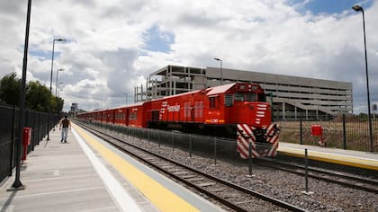 La futura estación tiene terminados los andenes, el cerramiento perimetral y la iluminación; muy cerca, se construyen cinco niveles de cocheras