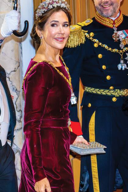 La futura reina consorte, impactante con un vestido borgoña que ya había usado en otras ocasiones y que acompañó con la tiara de rubíes, una pieza histórica del alhajero danés.