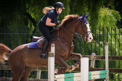 La futura reina de la Países Bajos practica equitación desde chica. Aquí la vemos montando a su caballo Mojito, en junio de 2021.