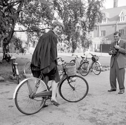 La futura Reina en bicicleta después de llegar a Cambridge para estudiar Arqueología y Derecho Internacional, en marzo de 1960.