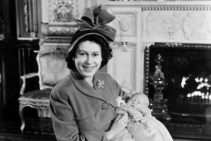 La futura reina Isabel II y su hijo, el príncipe Carlos, el 15 de diciembre de 1948