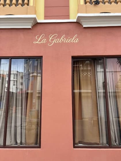 “La Gabriela” es el nombre que aparece en la fachada del edificio, en referencia a la modelo y diseñadora Gabriela Berlingeri