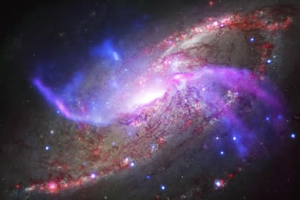 La galaxia se encuentra a 25,2 millones de años luz de distancia y tiene una tasa excepcionalmente alta de formación de estrellas