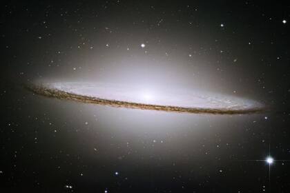 La galaxia Sombrero (Messier 104) tiene 50.000 años luz de diámetro y está a 28 millones de años luz de la Tierra