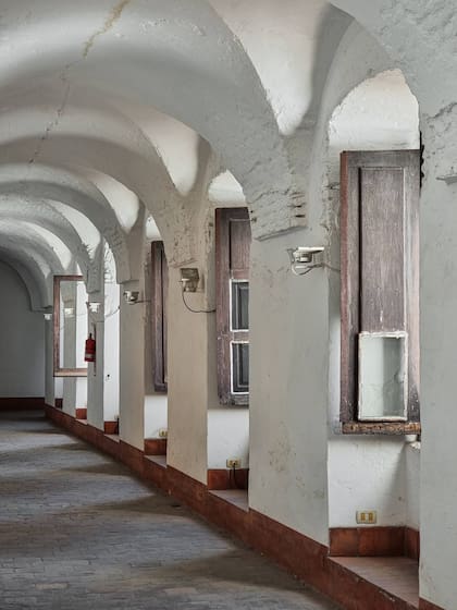 La galería abovedada de los claustros que rodea el patio central.
