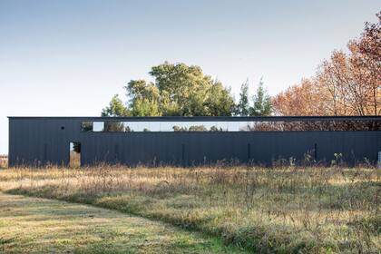 La galería alberga la obra no apta para exteriores, de artistas como Gabriel Baggio, Pablo La Padula y Teresa Pereda, entre otros.