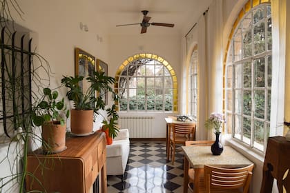 La galería cerrada con vidrio repartido donde se filtra el sol cada mañana