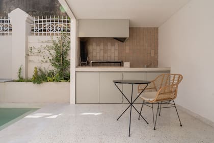 La galería con parrilla, el ambiente más aprovechado de la casa.