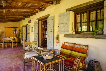 La galería con vista a los cerros es uno de los espacios favoritos para desayunar o relajarse.