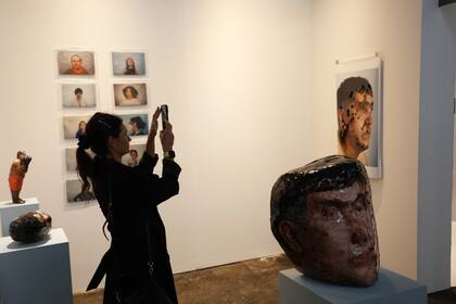 La galería cordobesa The White Lodge sorprendió con las “esculturas fotográficas” de Sandro Pereira