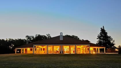 La galería de la casa, cuando cae el sol, se ilumina de color amarillo cálido