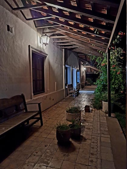 La galería de la estancia Hucal hoy. La influencia política de sus dueños, los Cambaceres, fue lo que logró que se concretara la instalación de una estación de ferrocarril allí