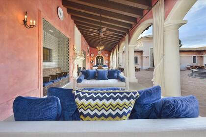 La galería de Zorro Ranch, con livings armados alrededor de un patio interno coronado por una fuente (foto: realtor.com)