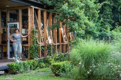 La galería es la conexión entre la casa y el invernadero, con vista de 360° al jardín.