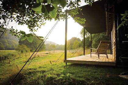 La cara que da al sur tiene una galería hecha en madera de roble.