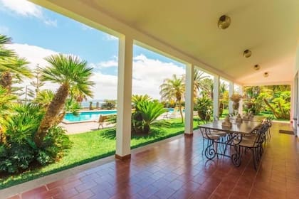 La galería exterior de la mansión está diseñada para disfrutar del clima templado de Madeira