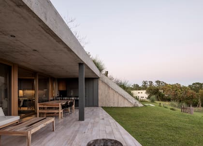 La galería funciona como living exterior y quincho.