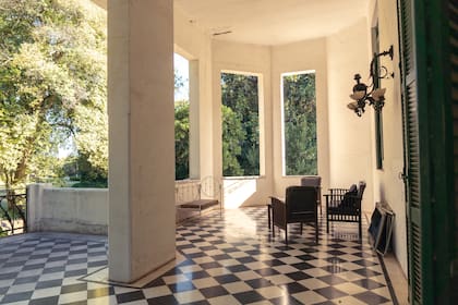 La galería, ideal para leer o contemplar la inmensidad del campo.