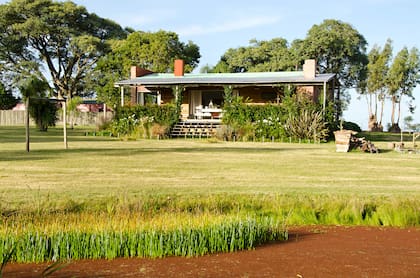 La galería le da al contrafrente un aspecto mucho más liviano que el que tiene el frente de ladrillos.