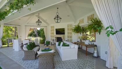 La galería mantiene el estilo de decoración del resto de los ambientes con cortinados y colores suaves