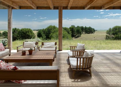 La galería principal, con la parrilla, se orientó al noroeste –y no hacia el mar– por los vientos predominantes del sur. De ahí la decisión de abrirla en esa dirección.