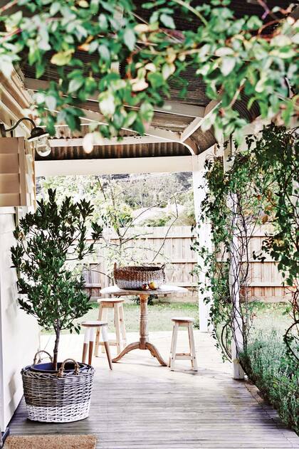 La galera, que recorre la mayor parte de la casa, tiene muchos puntos de descanso para sentarse a mirar el jardn desde la sombra.