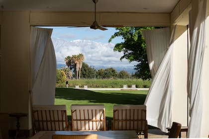La galería que rodea a la casona es ideal para desayunar con vista a las montañas