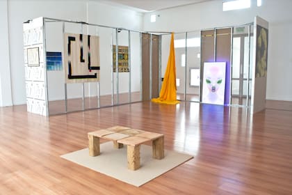 La galería Remota está ubicada a pocas cuadras de la plaza principal de la ciudad de Salta