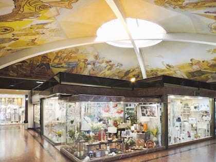 La Galería San José de Flores, con entradas por Rivadavia, Membrillar y Falcón.