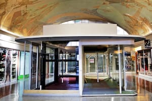 Fue el formato comercial estrella en los 80 y está en extinción: la clave para que no muera