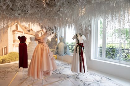 La Galerie Dior repasa la historia y las creaciones del modisto.