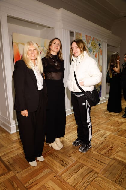 La galerista Abril Bellati junto a su madre, la diseñadora Clara Ibarguren, y su hermana, la actriz Marina Bellati. Abril estuvo llevo adelante la curaduría del evento. Su misión fue invitar a artistas que admira a compartir una parte menos visible de su universo creativo. "Quiero ver lo que hacés, pero no lo que ya conocemos de vos. Mostrame tu costado lateral”, les propuso