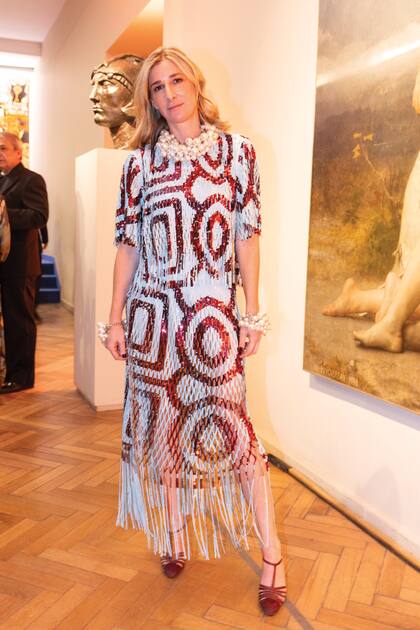 La galerista Amparo Discoli apostó a los brillos con un vestido de Jazmín Chebar al que le sumó pulseras y collar de Pablo Ramírez.