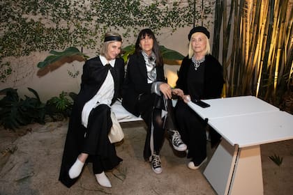 La galerista Amparo Díscoli, la artista cordobesa Dolores de Argentina y la fotógrafa Vicky Aguirre