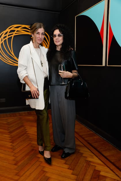 La galerista Amparo Díscoli y la artista Cynthia Cohen