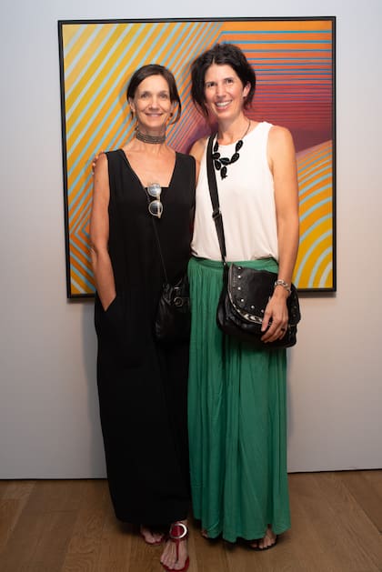 La galerista Laura San Martín y la escultora María Torcello en la inauguración de “Línea y Vibración", la muestra con obras de la artista Josefina Robirosa en los que explora las relaciones entre figuras y geometría.