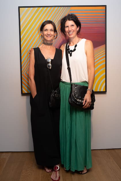 La galerista Laura San Martín y la escultora María Torcello en la inauguración de “Línea y Vibración", la muestra con obras de la artista Josefina Robirosa en los que explora las relaciones entre figuras y geometría.

