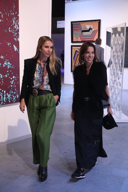 La galerista María Calcaterra e Inés Etchebarne Mihanovich, presidenta de Amigos del Moderno