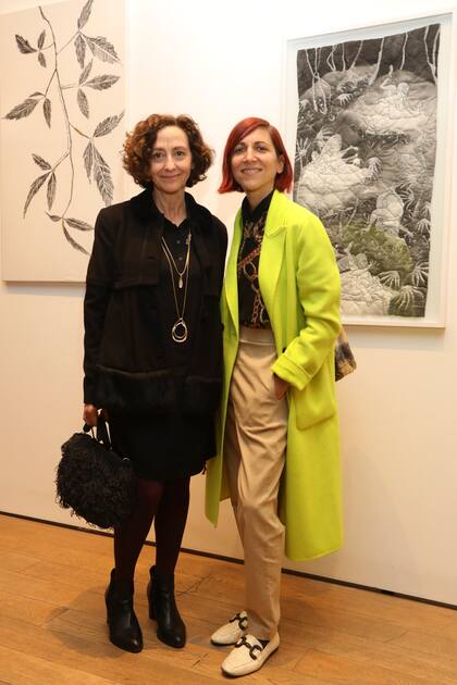 La galerista Nora Fisch y Julia Converti